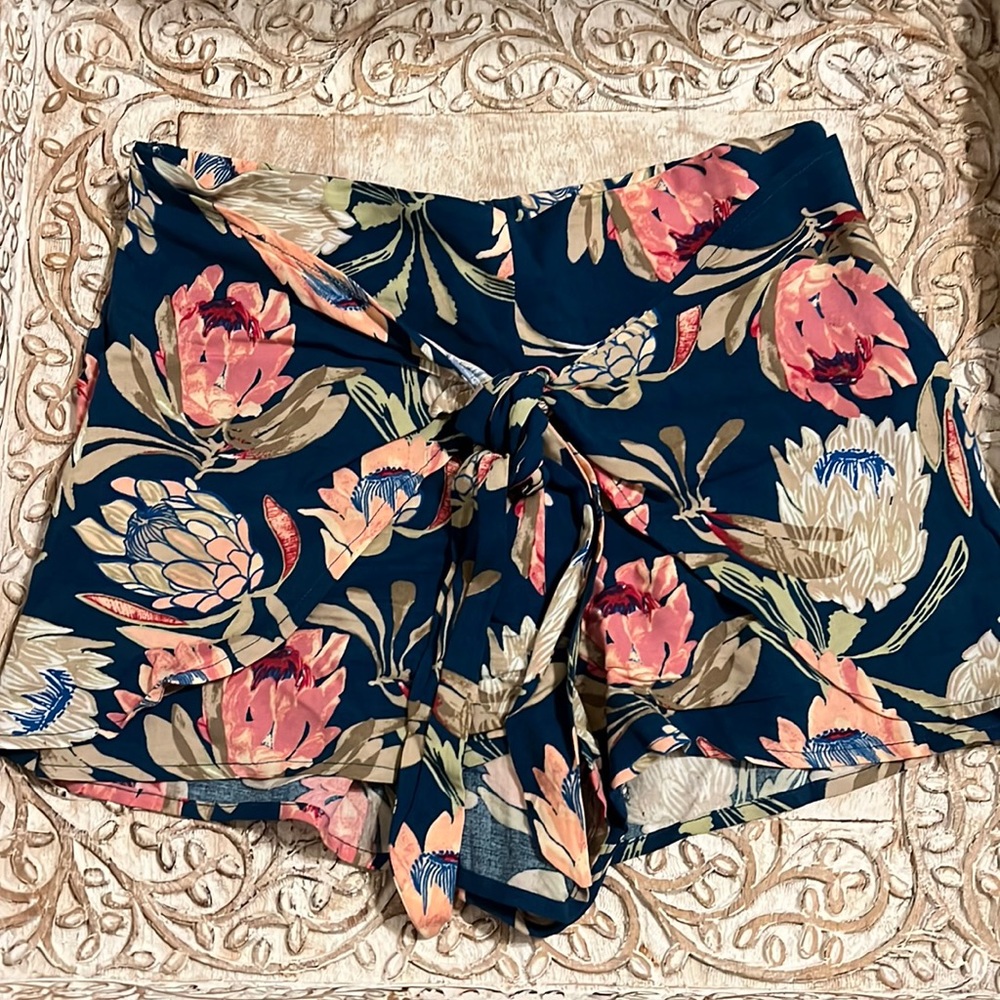 GUC Floral Front Tie Shorts